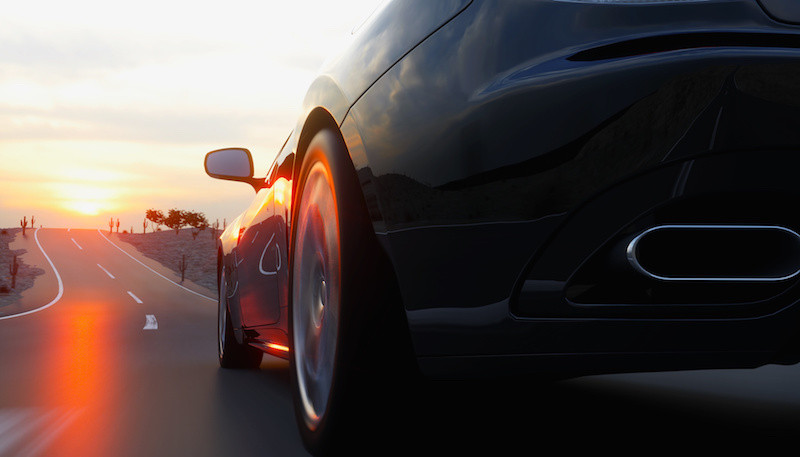 走行中の黒い車